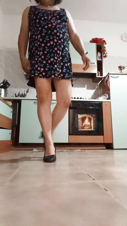 Transvestite cleans the fridge and eats his cum