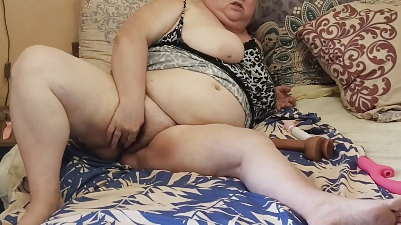 장난감으로 자위하는 거유의 시어머나