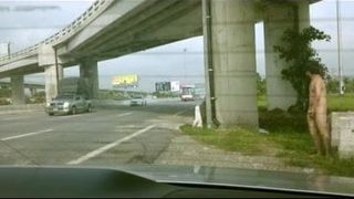 露出狂の裸婦と高速道路でしごく