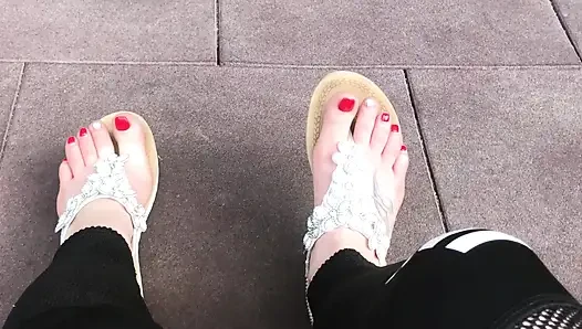 Sandal menggoda di luar ruangan dengan kuku merah & mainan seks bergoyang