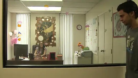 Asiatisches schätzchen mit kleinen titten lässt ihre muschi ohne bedauern auf dem tisch hüpfen