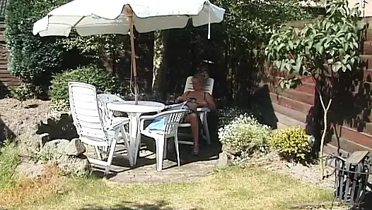 Cewek dewasa rambut pirang lagi ngusap memeknya di luar ruangan