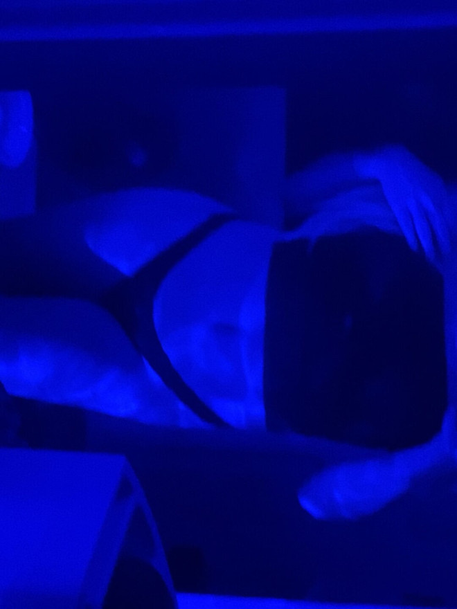 בחורה לבנה קטנה ויפה משחקת עם הכוס 😊 הוורוד והשמן שלה