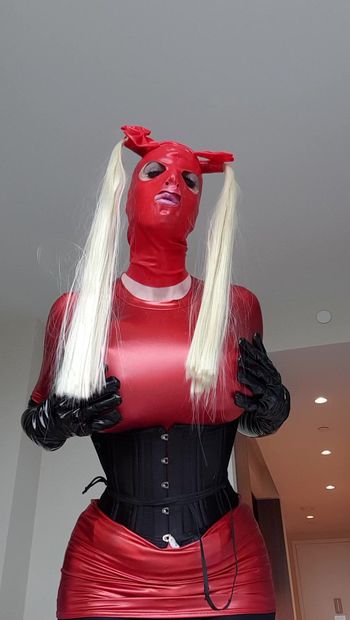 Sissy, bimbo, jouet de baise en rouge, attend de servir des bites