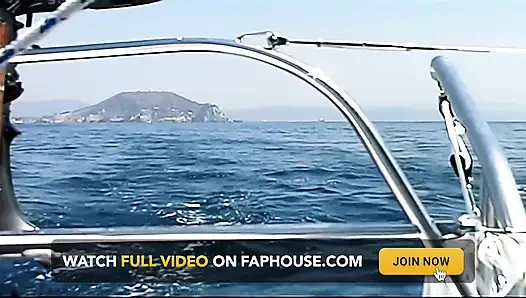 Хороший трах на лодке между двумя блондинками и хорошим жестким членом.