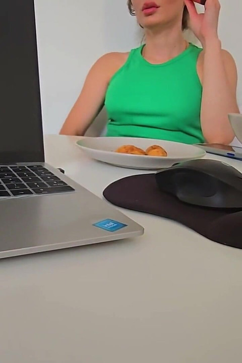 Doručkovao sam s očuhom i uhvatio me kako drkam ispod stola!