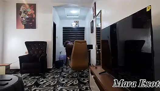 Şişman götlü zenci orta yaşlı seksi kadın çıplak temizliyor