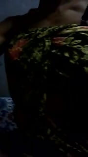 Anisha se masturba enquanto usa pano batik