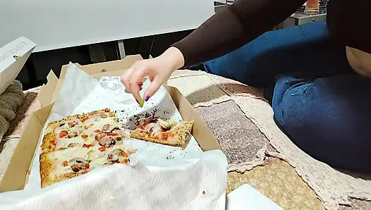 Pesta pizza besar Nicole: muncrat banyak banget