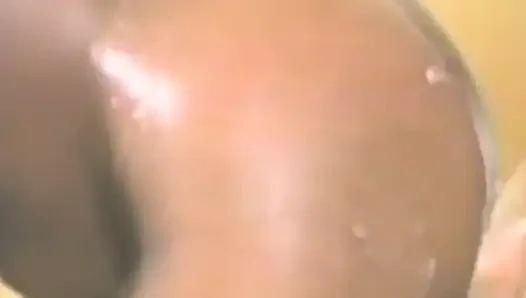 Interracial-action in der dusche dann auf dem bett