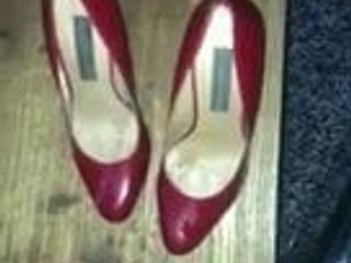 Cumming on wifes red heels