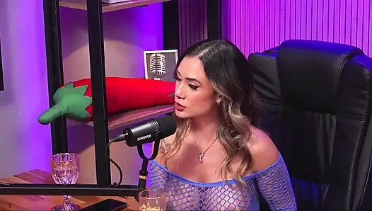 Mükemmel vücutlu ve kıvırcık saçlı genç latin edepsizce konuşuyor