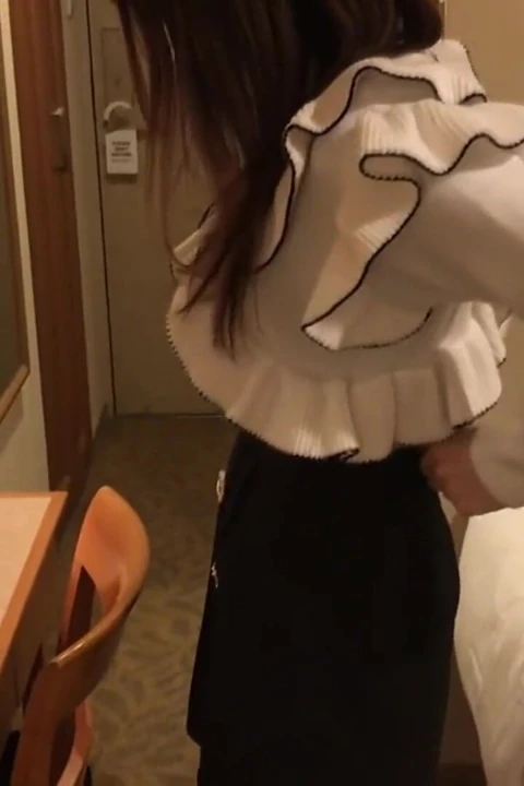女仆咖啡馆秘密玩耍. 苗条的美女在闭门前打破每一条规则时, 无辜地微笑.
