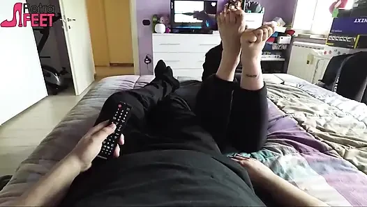 Seksi Petra ayaklarıyla ona dokunuyor
