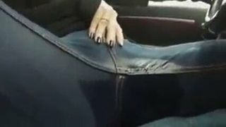 Orinando y frotando mis jeans en el auto y gimiendo