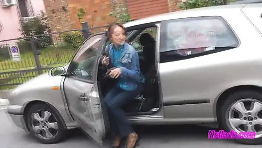 Mengemudi dan berputar dengan pompa hitam di kaki telanjang