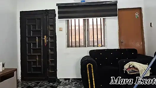 Şişman götlü zenci orta yaşlı seksi kadın çıplak temizliyor