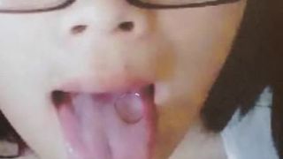 Linda asiática con la lengua llena de semen