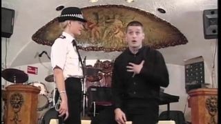 Mujer policía británica pega