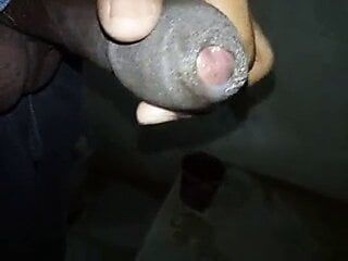 Indische Desi jongen masturbeert en komt klaar in de badkamer