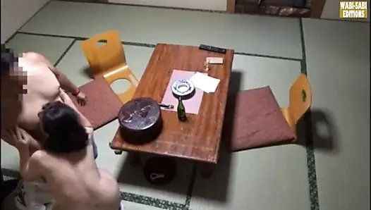 Özel bir oda seansında yakalanan bir kaplıca görevlisinin saatler sonra baştan çıkarılması -sahne.3