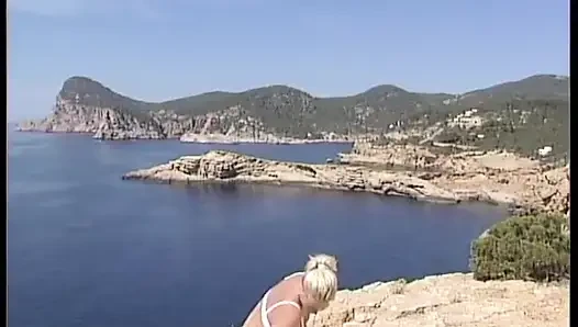 Горячая блондинка давится хуищем на пляже до камшота в рот