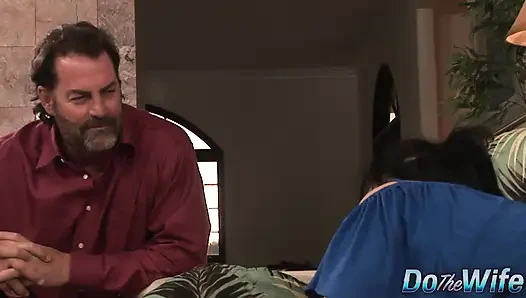 Куколд наблюдает, как его возбужденная жена Зои Холлоуэй скачет на хуе