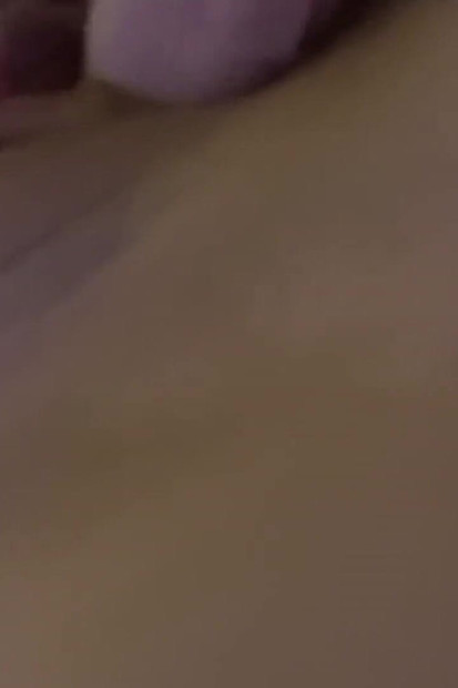 सुंदरी अपनी लोचदार चूत को झटका देती है और कैमरे के सामने अपनी गांड को दुलारती है