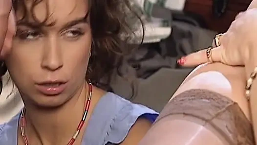 Atemberaubende deutsche büroschlampen teilen schwanz und dildo in anal dreier