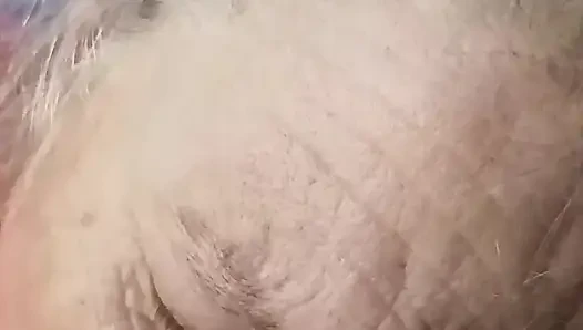 Tonton cewek semok ini lagi asik nyepong kontol temannya!