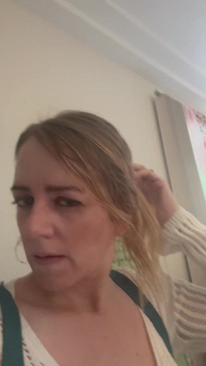 Sexy slut selfie pussy flash tease
