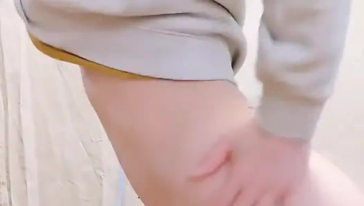 Kamu mau lihat perut semok ini?