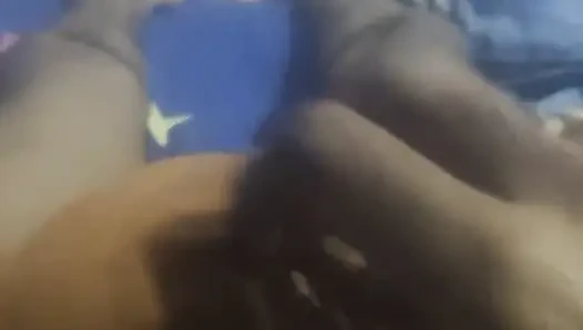 Adik tiriku lagi asik goyangin kontolku sampai aku crot di tangannya
