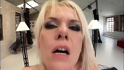 MILF liebt es, mit frisch heißen schwänze zu ficken