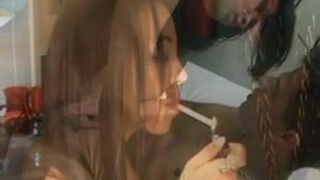 Travestis fazem caras gozar com fumante sexy