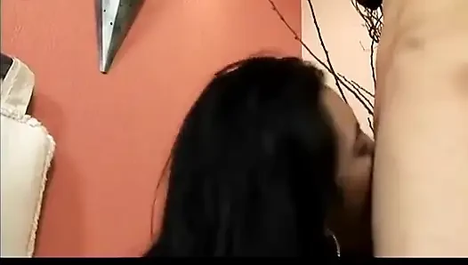 Dik memeli ateşli Asyalı yatakta beyaz yarak için sikiş bebeği oluyor