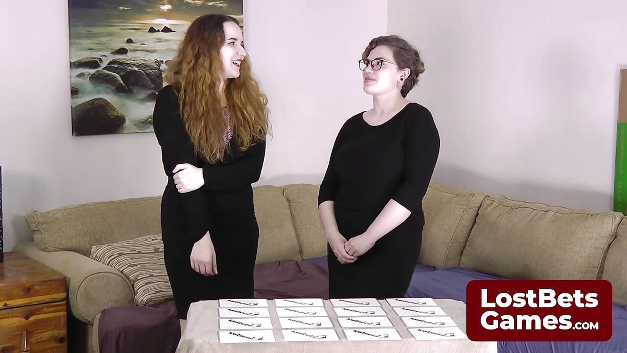 كلتا الفتاتين تتحسسان من خلال لعبة بطاقة ذاكرة Strip
