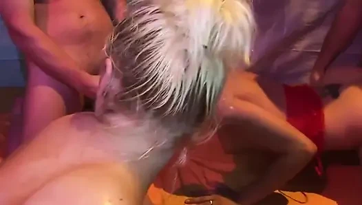 Cewek-cewek sange ini lagi asik fingering memeknya sendirian di grup seks