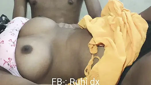 Kapde badalte waqt apni bahen ko dekha aur usne bula ke sex kiya