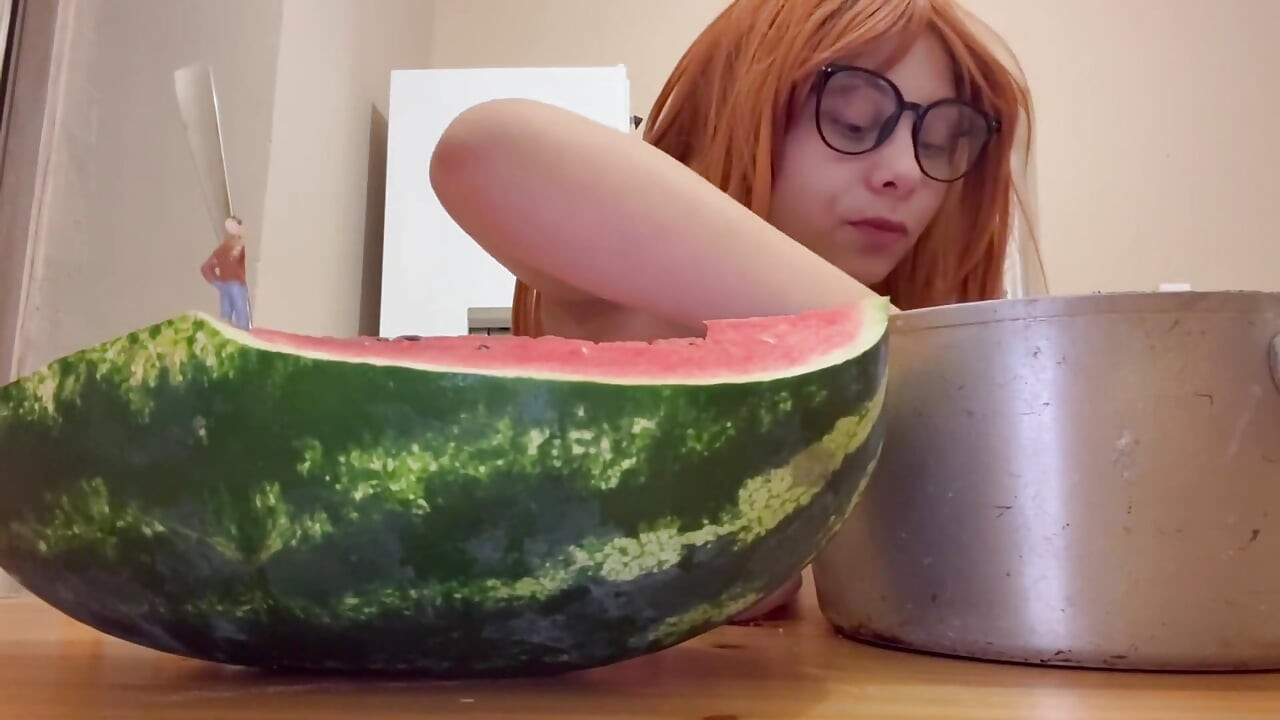 巨人继妹吃西瓜, 真的很饥渴, 而娇小的继兄弟看着巨人继妹吃