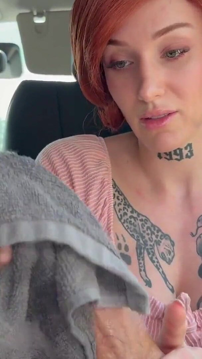 継息子がサッカーに行く途中で誤ってズボンを漏らしてしまう | クリップ 1