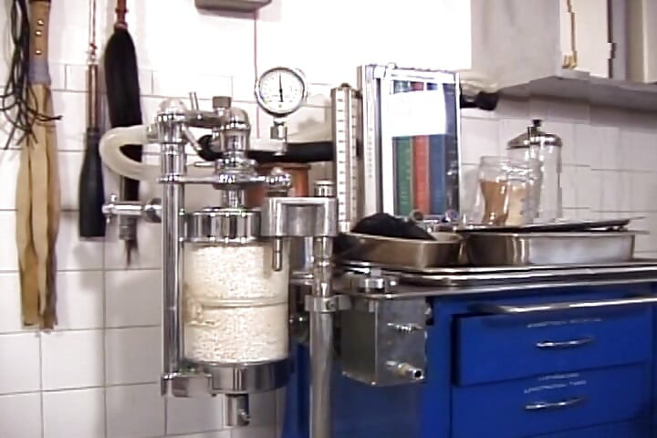 Con đĩ vú to được bác sĩ kiểm tra sức khỏe