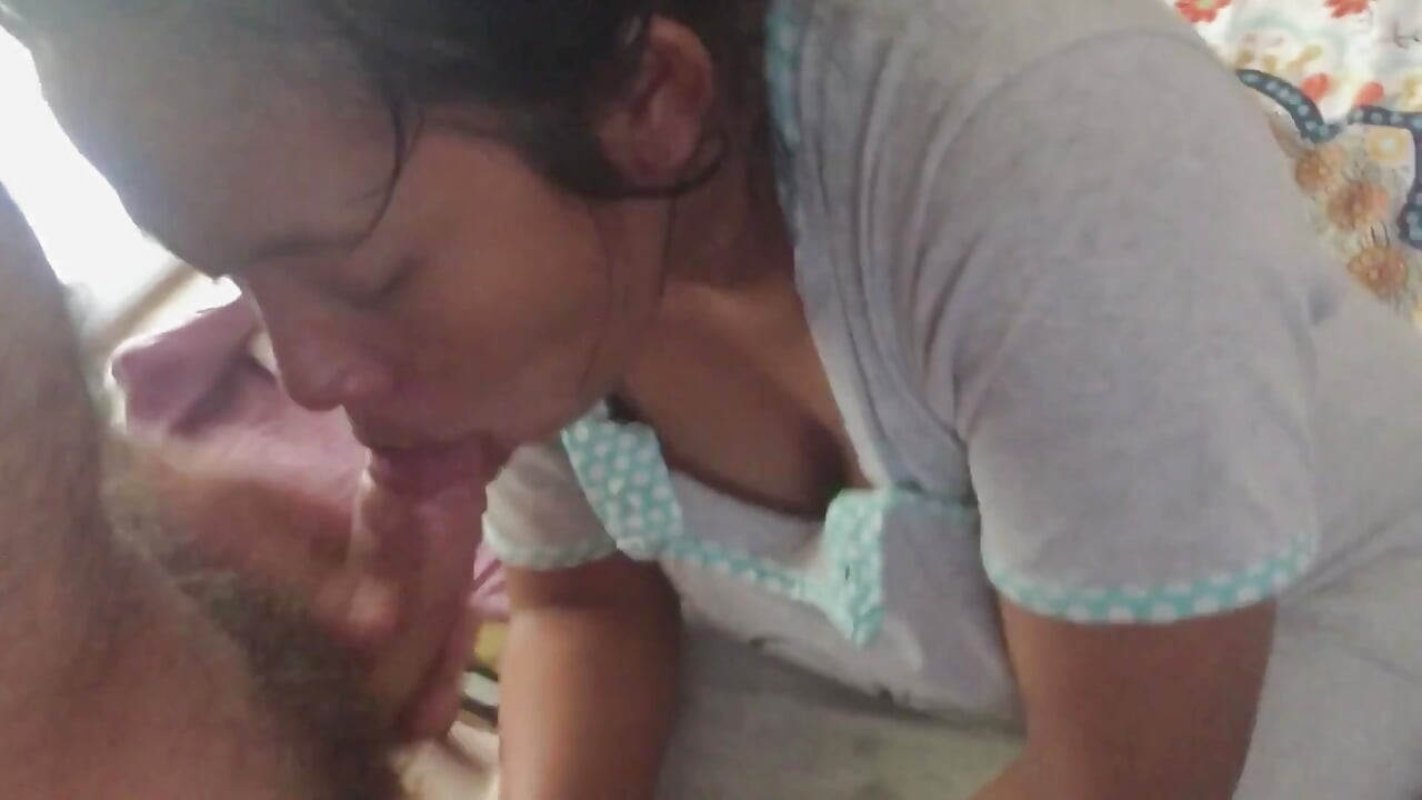 Indonesisk piga suger av sin chefs vita kuk