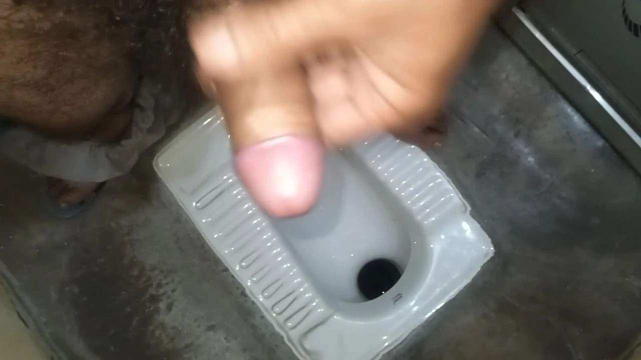 Pria paruh baya India pamer pennisnya yang kecil