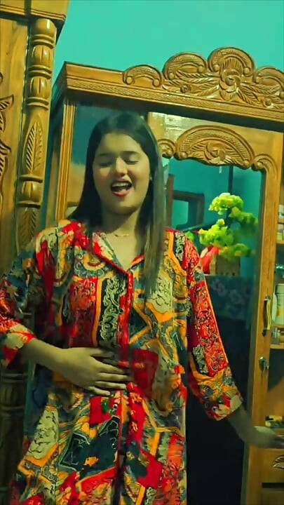 Kaunis tyttö tanssi