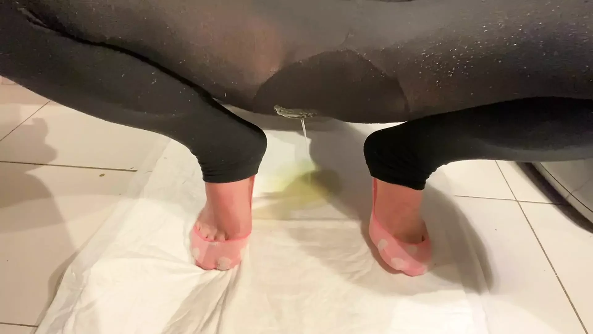 穿着尼龙袜和袜子的快速撒尿