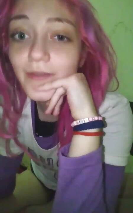 Dupla amputada faz striptease e brinca com seus tocos