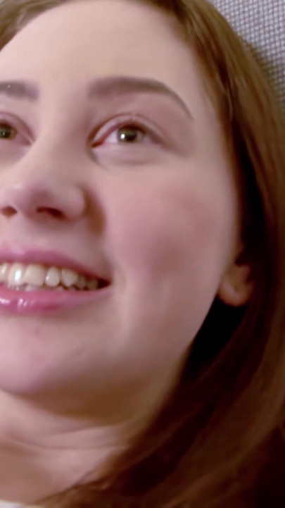 18 yaşındaki Lana dildoyla oynuyor ve götünü sert siktiriyor