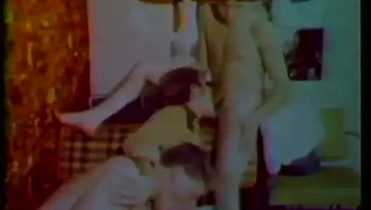Azgın adam yatakta eğilirken heyecan verici bir şekilde götünü siktiriyor