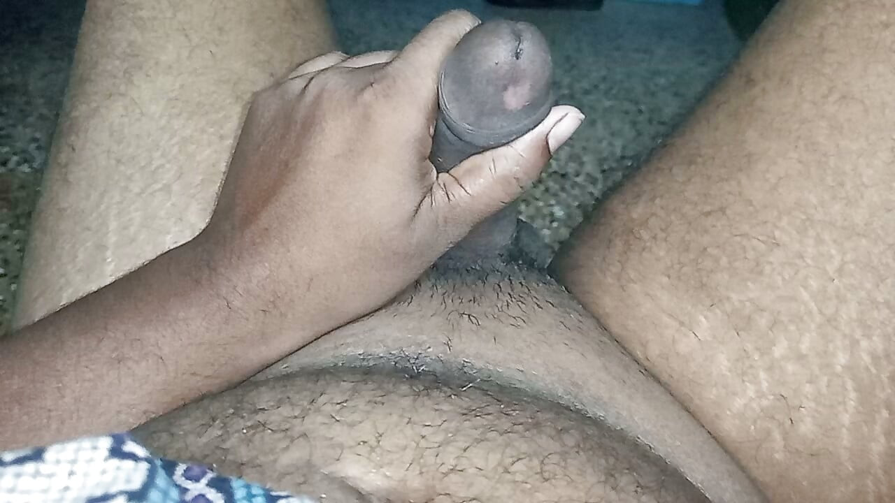O meu grande pénis preto desi a masturbar-se ao ar livre no hotel